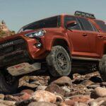 El Toyota 4Runner, al igual que la Tacoma, es otro modelo que sobresale por su increíble durabilidad. Los SUVs todoterreno siempre tienen un público leal, y el 4Runner es un referente en este segmento. Después de cinco años, su valor de reventa solo se reduce en un 25%, lo que lo convierte en una de las mejores opciones si estás buscando un vehículo que mantenga su valor. Además de ser extremadamente confiable, el 4Runner es ideal para aventuras y viajes largos gracias a su rendimiento en terrenos difíciles. Si planeas mantener tu coche durante muchos años, esta es una excelente inversión.
