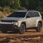 El Cherokee vuelve como SUV híbrido compacto, con motor 1.6L turbo y 210 CV, tracción total estándar y 37 MPG combinado. Una de las Jeeps más eficientes de la historia, con precio inicial de 36.995 dólares y versiones premium a finales de 2025.