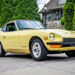 Conocido como el “E-Type japonés”, el Datsun 240Z demostró que un deportivo podía ser fiable y emocionante a la vez. Su seis cilindros en línea, su chasis bien equilibrado y su suspensión independiente siguen ofreciendo sensaciones puras décadas después. Aunque los precios han subido, sigue siendo una compra lógica frente a equivalentes europeos más delicados y costosos.