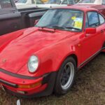 El Porsche 930 Turbo definió el carácter más salvaje de la marca alemana. Su motor bóxer turbo de 3,3 litros ofrecía prestaciones explosivas acompañadas de un famoso retraso del turbo que exigía manos expertas, de ahí su apodo de “Widowmaker”. Fue el primer Porsche Turbo con intercooler y cimentó la herencia de sobrealimentación que aún define a la firma.