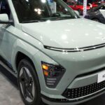 El Hyundai Kona 2024 destaca por integrar tecnologías poco habituales en su rango de precio. Incorpora sistema de supervisión del conductor, alerta de tráfico cruzado, asistente de salida segura y reconocimiento de señales. A esto se suman mantenimiento de carril, control de ángulo muerto y faros LED, configurando un conjunto muy equilibrado.