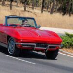 Desde sus inicios, el Corvette apostó por la fibra de vidrio para lograr diseños llamativos y un aire exótico poco común en Estados Unidos. Sin embargo, vivir con uno implicaba aceptar imperfecciones de materiales, ajustes mejorables y una estructura de acero propensa a la corrosión con el paso del tiempo. Era rápido y carismático, pero exigía paciencia y tolerancia.