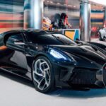 Con 1.500 CV y un diseño inspirado en el mítico Atlantic, La Voiture Noire es una declaración de lujo extremo y velocidad. Su motor W16 de 8 litros permite alcanzar 248 mph, mientras que su carrocería de fibra de carbono pulida a mano lo convierte en uno de los Bugatti más exclusivos y caros jamás fabricados. Es ingeniería convertida en escultura.