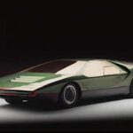Diseñado por Marcello Gandini para Bertone, el Alfa Romeo Carabo rompió con todo lo anterior al adoptar un diseño en cuña radical, abandonando las curvas por líneas rectas extremas. Basado en el Alfa 33 Stradale y con un V8 de 2.0 litros montado en posición central, el Carabo introdujo por primera vez las puertas de tijera, un elemento que definiría superdeportivos posteriores como el Lamborghini Countach. Su influencia estética fue enorme, aunque su destino quedó limitado al de concept car.