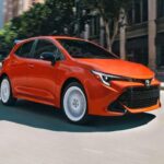 El Toyota Corolla mantiene intacta su promesa de fiabilidad extrema y bajos costes de uso. Disponible en versiones gasolina e híbrida, ofrece una conducción sencilla, eficiente y muy cómoda. Su valor de reventa y su historial mecánico lo sitúan como uno de los coches más seguros a largo plazo.