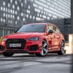 El RS5 Avant híbrido combina el potente V6 de 2,9 litros turbo con un motor eléctrico que eleva su potencia por encima de los 500 CV. Este familiar deportivo alemán mantiene la practicidad de una carrocería Avant, ofreciendo aceleraciones sorprendentes y un comportamiento dinámico que puede desafiar incluso a las berlinas deportivas más puras.