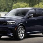 El Durango Hellcat mantiene el legado del motor V8 6,2 L supercargado, con 710 hp y 645 lb-ft. Tres filas de asientos y estilo musculoso. Su consumo de 13 mpg combinados hace del combustible un gasto significativo: $4,550 anuales estimados según la EPA.