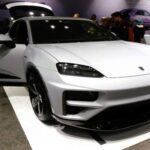 El Porsche Macan, el nuevo modelo de lujo eléctrico de Porsche, ha caído por debajo de las expectativas. Aunque se presenta como el futuro de la marca alemana, su calidad deja mucho que desear. Desde airbags mal asegurados hasta fallos en la cámara trasera, el Macan está sufriendo una serie de problemas de fabricación graves. Si bien Porsche es sinónimo de alto rendimiento, el Macan demuestra que el Grupo Volkswagen tiene serios problemas de control de calidad. Al igual que el Tesla Model X, el Audi e-tron se presenta como una mejor opción si estás buscando un SUV eléctrico de lujo.