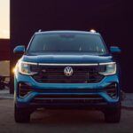 Economía de combustible combinada según la EPA: 23 MPG

El Atlas Cross Sport ofrece una versión más compacta del Atlas tradicional, eliminando una fila de asientos para crear un SUV más ágil y manejable sin sacrificar las características de lujo que definen a Volkswagen. Con un rendimiento de 23 MPG, es una opción más eficiente en combustible que sus competidores de tres filas. Su manejo ágil y la dirección precisa le dan una ventaja, especialmente en áreas urbanas donde el estacionamiento y la maniobrabilidad son esenciales. Aunque el Atlas Cross Sport tiene un precio algo más elevado que otros SUV medianos, su interior espacioso y sus características premium lo convierten en una excelente opción para quienes buscan eficiencia y estilo.