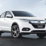 El Honda HR-V es uno de los SUV compactos más populares en el mercado, y su bajo costo de propiedad y alta confiabilidad lo convierten en una opción muy atractiva para quienes buscan un coche que mantenga su valor. Con una depreciación estimada del 32% en cinco años, el HR-V se encuentra entre los mejores en cuanto a retención de valor. Además, este modelo ofrece un diseño eficiente y espacioso, junto con una excelente economía de combustible, lo que lo convierte en una opción ideal para familias que buscan un auto pequeño y práctico sin comprometer el valor a largo plazo.