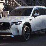 El Mazda CX-90 2026 es una de las opciones más emocionantes para quienes buscan un SUV de tres filas que también sea divertido de conducir. Con un precio de $40,330, el modelo base viene con un motor híbrido turboalimentado de seis cilindros de 3.3 litros. Este SUV ofrece un rendimiento excepcional gracias a su diseño orientado al conductor. Aunque es más caro que algunos de sus competidores, el CX-90 destaca por su calidad de conducción y un interior de lujo, lo que lo convierte en una excelente opción para los conductores exigentes.