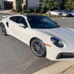 El Porsche 911 es el coche soñado de generaciones. Elegante, icónico y prestigioso, tiene la capacidad de hacer que cualquiera se sienta joven y exitoso. Pero esa sensación tiene un precio: sus facturas de reparación pueden ser abrumadoras, especialmente en versiones más antiguas o unidades con mucho uso. Muchos compradores impulsivos descubren que mantener un 911 requiere casi tanta inversión como comprarlo.