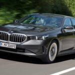 BMW es sinónimo de calidad, lujo y una experiencia de conducción superior, pero esto también implica costos de mantenimiento elevados. Las piezas de repuesto, especialmente los componentes electrónicos y de suspensión, tienden a ser caras. Además, la necesidad de servicios de mantenimiento preventivo, como cambios de aceite y revisiones de motor, puede ser frecuente, lo que aumenta los costos a lo largo de los años. A pesar de su reputación de confiabilidad, los modelos de BMW como el X5 y el Serie 7 tienen una mayor probabilidad de sufrir problemas costosos a medida que envejecen.