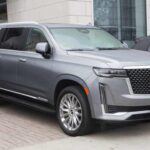 El Cadillac Escalade ESV sigue siendo un SUV de lujo muy popular, pero no está exento de problemas. Uno de los principales inconvenientes de este modelo es su elevado consumo de combustible, lo que ha llevado a muchos conductores a cambiarlo por opciones más eficientes. A pesar de ser un vehículo de lujo, el Escalade ESV pierde alrededor del 44% de su valor en los primeros años, lo que no lo convierte en una opción ideal para quienes buscan una buena retención de valor. En un mercado donde la eficiencia de combustible es cada vez más importante, el Escalade ESV se siente como una reliquia de una era pasada.