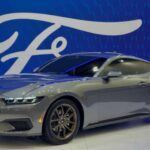 El Ford Mustang continúa siendo uno de los iconos más representativos del muscle car estadounidense, y el modelo de 2025 no es la excepción. La versión GT y el Dark Horse vienen con una transmisión manual como equipamiento estándar, ofreciendo una experiencia de conducción auténtica para los entusiastas de los autos deportivos. Con un motor V8 bajo el capó, este Mustang es un vehículo de gran potencia que, gracias al sistema TREMEC TR 3160, permite cambios de marchas sin levantar el pie del acelerador, brindando una experiencia de conducción mucho más dinámica y controlada. Ideal para quienes disfrutan de la velocidad en la carretera y en pista.