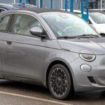 El Fiat 500e fue uno de los primeros coches eléctricos de la marca italiana, y aunque ha mejorado en términos de fiabilidad, no logra cumplir con las expectativas en 2025. Su autonomía es limitada, los asientos son incómodos y las características tecnológicas no se comparan con lo que ofrecen modelos más recientes en el mercado. A pesar de su diseño encantador y su naturaleza compacta, el 500e sigue siendo una opción que no vale lo que cuesta, especialmente cuando se puede obtener un vehículo eléctrico más avanzado y versátil por el mismo precio.