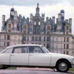 La Citroën DS es uno de los coches más innovadores de la historia del automóvil. Fue el primero en incorporar frenos de disco, una tecnología que, aunque ya se había utilizado en coches de carreras, no había llegado a los vehículos de producción masiva. Además, la DS destacó por su diseño futurista y su suspensión hidroneumática, que ofrecía una comodidad de marcha sin igual. Este coche marcó un punto de inflexión en la industria automotriz, tanto en términos de tecnología como de diseño. Su influencia se extendió rápidamente a otras marcas, y en pocos años, los frenos de disco se convirtieron en un estándar en la industria.