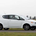 El Mitsubishi Colt Ralliart fue un hot hatch que no logró captar la atención del público como sus rivales europeos, pero que ofreció una gran cantidad de diversión al volante. Con 149 hp de su motor turboalimentado de 1.5 litros, este pequeño modelo era capaz de alcanzar los 100 km/h en 7.6 segundos, un tiempo decente para la época. Mejorado en términos de suspensión, el Colt Ralliart ofrecía un buen manejo, aunque no podía competir con modelos como el Renault Clio Sport o el Fiesta ST en términos de rendimiento puro. A pesar de esto, para aquellos que querían algo más práctico con un rendimiento decente, el Colt Ralliart resultaba una opción atractiva.