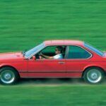 La BMW E24 6 Series es una de las más elegantes y prácticas deportivas de su tiempo. Con una gama de motores de seis cilindros, este coupé ofrecía un rendimiento impresionante y una gran comodidad en viajes largos. Aunque todos los modelos son apreciados, las ediciones 635 CSi son las más deseables, mientras que la versión M es extremadamente rara y ya está alcanzando precios elevados. Actualmente, los precios de la 635 CSi comienzan en £23,000, pero se espera que estos aumenten a medida que más personas reconozcan el legado de esta máquina bien construida.