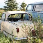 El Nash Metropolitan es un ejemplo de automóvil pequeño con un toque europeo que conquistó el mercado estadounidense en los años 50. Fabricado en Reino Unido, donde era conocido como Austin Metropolitan, este coche se destacó por su tamaño compacto y su diseño único. Entre 1953 y 1961, se vendieron unas 83,000 unidades en EE. UU., y aunque muchos se dieron de baja, el Metropolitan sigue encontrándose con sorprendente regularidad en desguaces. El ejemplar que encontramos en Oakleaf Old Cars, en South Dakota, data de 1959 y muestra signos de desgaste, pero su carrocería aún está en buen estado.