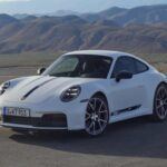 El Porsche 911 es un deportivo emblemático que combina alto rendimiento y fiabilidad. Aunque se le reconoce por su potencia y diseño icónico, el 911 también es notablemente duradero, con motores bóxer de seis cilindros que resisten cientos de miles de kilómetros sin problemas significativos. Además, su transmisión PDK de doble embrague es conocida por su fiabilidad y rapidez. El 911 ofrece una experiencia de conducción excepcionalmente deportiva, pero su fiabilidad y resistencia lo hacen ideal para quienes buscan un coche de lujo y rendimiento a largo plazo.