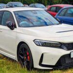 El Honda Civic ha sido durante años el principal competidor del Camry, y sigue siendo una opción ideal para aquellos que buscan un vehículo práctico y fiable. Este compacto tiene un manejo sólido y un rendimiento consistente, lo que lo convierte en una opción confiable para casi cualquier conductor.
Aunque no es un vehículo para trabajos pesados, su fiabilidad a largo plazo es una de las razones por las que se recomienda el Civic por encima de otros modelos de su clase, como el Honda Accord. El Civic sobresale en su funcionalidad general, especialmente para los que buscan un coche de bajo mantenimiento.