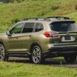 El Subaru Ascent, lanzado en 2019, es un SUV de tres filas de asientos, ideal para familias. La comodidad en el Ascent es una prioridad, con asientos elevados que ofrecen una mejor visibilidad para el conductor, lo que es especialmente útil para personas de estatura baja. Además, su amplio espacio en las dos primeras filas garantiza que los pasajeros disfruten de un viaje cómodo. La conducción es suave, y aunque la tercera fila es adecuada solo para niños, el Ascent sigue siendo uno de los SUV más cómodos para familias numerosas. Sin embargo, la percepción del ruido del motor y de la carretera podría ser un pequeño inconveniente.