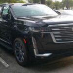 El Cadillac Escalade es un modelo icónico que ha sido popular desde los años 90. Sin embargo, los modelos más recientes presentan serias preocupaciones. A pesar de no verse afectados por los problemas más recientes, las versiones anteriores comparten la misma plataforma que el Escalade 2025, lo que significa que los fallos de fabricación, especialmente en los modelos con motores V8, podrían seguir siendo un problema. Las alertas de retiradas recientes indican que este modelo podría ser más problemático de lo que parece.