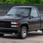 El Chevrolet 454 SS es un modelo que combina la potencia pura de los motores V8 con el estilo de las camionetas de los años 90. Fabricado entre 1990 y 1993, este modelo destaca por su motor 454 de 7.4 litros que produce más de 230 caballos de fuerza. Aunque su enfoque estaba en el rendimiento en recta, el 454 SS ofreció una experiencia única para aquellos que buscaban un vehículo de alta potencia. Este modelo es perfecto para los entusiastas de las camionetas americanas y las coches de rendimiento clásicos. La cantidad limitada de unidades fabricadas, junto con la creciente popularidad de los muscle trucks, ha hecho que el 454 SS sea una inversión muy prometedora para 2026.