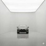 El Toyota Avalon es un coche que puede no impresionar a simple vista, pero al entrar en su interior descubrirás una experiencia sorprendentemente lujosa y tranquila. Con asientos grandes, una cabina insonorizada y una conducción extremadamente suave, el Avalon ofrece una calidad de marcha cercana a la de marcas premium, pero a un precio más asequible. Si buscas un coche fácil de vivir, con un equilibrio perfecto entre confort y fiabilidad, este es el sedán ideal para ti.