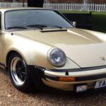 El Porsche 911 Turbo (930) de los años 70 y 80 fue un modelo revolucionario al introducir la turboalimentación en un coche de producción. Durante sus primeros años, muchos propietarios lo trataban como un coche deportivo más, sin el conocimiento de que, con el tiempo, se convertiría en un clásico muy deseado. Actualmente, los modelos de baja milla y en excelente estado pueden alcanzar entre 150.000 y 300.000 dólares. Su rendimiento impresionante, la característica del turbo lag y la era que representa lo convierten en un favorito entre los coleccionistas que buscan una pieza de historia con un manejo único.