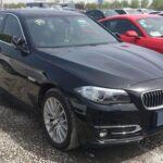 La BMW 5 Series de esta generación promete una experiencia de conducción de lujo con motores potentes y un manejo preciso. Sin embargo, a medida que este coche envejece, sus componentes complejos comienzan a presentar fallos recurrentes. Entre los problemas más comunes se encuentran fallos en los turbos, fugas de aceite, debilidad en el sistema de refrigeración y fallos electrónicos costosos. El mantenimiento de un BMW 5 Series es caro debido a la naturaleza de sus piezas de alta gama. Cuando todo funciona bien, es un coche impresionante, pero cuando fallan sus sistemas, los costes de reparación son tan dramáticos como su diseño.