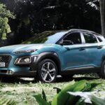 El Hyundai Kona se presenta como una opción económica en cuanto a seguro, con una prima anual promedio de $1,925. Este vehículo compacto no solo ofrece un diseño atractivo, sino que también se beneficia de bajos costos de reparación y tecnología de seguridad avanzada. Las aseguradoras valoran su bajo riesgo de siniestros, lo que reduce el costo de las pólizas.