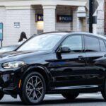 El BMW X4 ha sido un modelo polarizante, con una relación de ventas de 1:7 en comparación con el BMW X3, su hermano más práctico. A pesar de las impresionantes prestaciones del modelo X4 M Competition con 503 caballos de fuerza y un precio de $91,500, el mercado de lujo prefirió siempre la practicidad del X3. Los compradores simplemente no se inclinaron por las líneas curvas y el formato de SUV coupé, lo que llevó a BMW a discontinuarlo. A medida que las preferencias de los consumidores se orientan hacia modelos más prácticos y menos deportivos, el X4 llega a su fin.