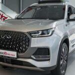 El Chery Tiggo 8 es un SUV grande y espacioso, muy popular en mercados como China, Rusia y América Latina. Con un diseño moderno, motores turboalimentados y una cabina llena de tecnología, el Tiggo 8 es un contendiente ideal para aquellos que buscan una opción asequible con tres filas de asientos, ideal para familias grandes. Este SUV rivaliza con modelos como el Hyundai Santa Fe, pero a un precio más accesible, lo que lo convierte en una opción muy atractiva para muchos conductores fuera de EE. UU.