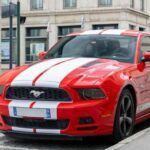 El Ford Mustang GT es uno de los coches deportivos más emblemáticos de Estados Unidos, conocido por su potente motor V8 de 5.0 litros que genera 450 caballos de fuerza. Los modelos de 2015 a 2020 ofrecen una experiencia de conducción emocionante, combinando un estilo agresivo con una conducción cómoda y un interior bien equipado.

Además de su rendimiento envidiable, el Mustang GT también ofrece opciones de personalización, lo que lo convierte en una opción atractiva para quienes buscan un coche con carácter. Los modelos usados se pueden encontrar por debajo de los 35.000 dólares, lo que lo convierte en una excelente ganga para los amantes de los muscle cars.
