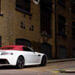 El Aston Martin Vantage es conocido como el coche que salvó a la marca británica. A pesar de que el DB7 fue el modelo más vendido de Aston Martin durante años, el Vantage superó rápidamente esas cifras tras su lanzamiento en 2005. Con más de 25,000 unidades vendidas, el Vantage es uno de los deportivos más deseados en el mercado de lujo.