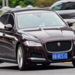 El Jaguar XF es un sedán de lujo con una gran apariencia y una conducción de primer nivel, pero su valor de reventa se desploma rápidamente. Este modelo puede perder hasta un 52% de su valor en los primeros cinco años. A pesar de la calidad de construcción y el confort que ofrece, los costos de reparación y mantenimiento son elevados, y la limitada red de servicio hace que los propietarios eviten mantener este vehículo a largo plazo. Como resultado, los compradores prefieren evitar los precios de exhibición para beneficiarse de su depreciación.