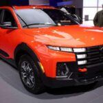 El Hyundai Santa Fe 2025 ha recibido una renovación completa, con un diseño mucho más robusto y una mejorada experiencia de conducción. Este SUV ha evolucionado de manera significativa, destacándose por su nueva imagen avanzada y sofisticada, junto con características de alta gama que lo colocan como uno de los mejores del mercado. Con un enfoque en el confort y la tecnología, el Santa Fe no solo es un vehículo con gran presencia en carretera, sino que también es muy versátil para la vida diaria. Los compradores que buscan un SUV con capacidad de aventura y lujo encontrarán en el Santa Fe una opción acertada.