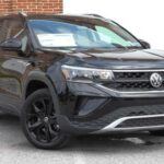 El Volkswagen Taos es una de las mejores opciones en el segmento de los SUV subcompactos, especialmente para jubilados que viven en ciudades o áreas con poco espacio de estacionamiento. Este SUV combina un tamaño compacto con un interior sorprendentemente espacioso, lo que facilita tanto la conducción como el aparcamiento. Con una excelente eficiencia de combustible y una variedad de características de seguridad, el Taos se destaca como una opción accesible y práctica para aquellos que necesitan un vehículo manejable y fácil de conducir.