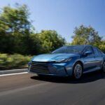 La Toyota Camry ha sido un pilar de la industria automotriz global durante muchos años, y en 2024 sigue siendo uno de los modelos más vendidos, aunque con una ligera caída del 8% en sus ventas. Con 593,000 unidades comercializadas, la Camry continúa siendo un referente en cuanto a fiabilidad y durabilidad, especialmente en el mercado estadounidense. La disminución en sus ventas se debe, en parte, a la reducción de la competencia en el segmento de los sedanes, pero también a la creciente popularidad de SUVs y crossovers.