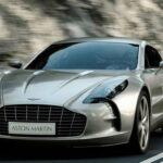 El Aston Martin One-77 es un ejemplo sublime de cómo fusionar elegancia y potencia. Este coupé británico tiene líneas fluidas y un diseño escultural que lo convierte en una de las piezas más codiciadas por los coleccionistas. Con solo 77 unidades fabricadas, el One-77 es más exclusivo que un miembro de la familia real británica en una fiesta privada. No solo es una belleza por fuera, sino que su motor V12 de 7.3 litros es una auténtica bestia bajo el capó.