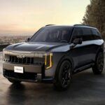 El Kia Telluride 2027 llega con una renovada estética y un motor turboalimentado de 329 CV, además de la introducción de una versión híbrida. Su modelo X-Pro se destaca por sus mejoras off-road, incluyendo un diferencial electrónico de deslizamiento limitado y neumáticos todoterreno más anchos. Con una distancia al suelo superior a nueve pulgadas, este SUV es ideal para aquellos que buscan tanto lujo como capacidades de aventura. Además, el Telluride 2027 incorpora asientos de masaje en los modelos superiores, garantizando una experiencia de conducción de lujo. El lanzamiento está previsto para el primer trimestre de 2026.