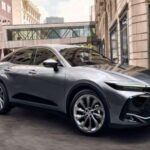 El Toyota Crown 2026 es la redefinición del sedán de lujo con una plataforma totalmente híbrida. Su diseño elevado y tracción total en todas las versiones lo hacen un modelo muy equilibrado entre lujo y rendimiento. Con 236 caballos de fuerza en las versiones más bajas y hasta 340 caballos de fuerza en la versión Platinum, equipada con el sistema Hybrid Max, el Crown ofrece una suspensión variable adaptativa y dirección trasera dinámica. En el interior, los asientos calefaccionados y ventilados de serie, junto con una pantalla de 12.3 pulgadas, brindan una experiencia de conducción refinada. La garantía de la batería híbrida también es de 10 años o 150,000 millas.