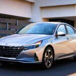 El Hyundai Elantra Híbrido 2022 es un sedán compacto que sobresale en términos de retención de valor. Con una puntuación de 8,3/10, el modelo pierde solo el 43,2% de su valor después de cinco años y 60,000 millas. Originalmente, este modelo tenía un precio de $24,100 para la versión básica del Elantra Blue, y actualmente se vende entre $17,970 y $24,763 en el mercado de vehículos usados.