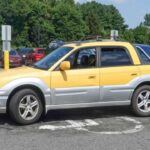 El Subaru Baja, lanzado en 2003, revivió el concepto de la camioneta compacta. Basado en la plataforma del Subaru Legacy Outback, el Baja ofrece un diseño único con una cabina de dos filas y una pequeña área de carga abierta. Gracias a su tracción total y un motor 2.5 litros de 4 cilindros, el Baja tiene una capacidad de remolque de hasta 1,400 kg, lo que lo convierte en una opción perfecta para quienes buscan un vehículo pequeño pero capaz de manejar cargas adicionales en terrenos difíciles.