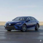 Si prefieres un sedán híbrido más grande y espacioso, el Toyota Camry Hybrid es una opción excelente. Con una eficiencia de hasta 53 mpg, es ideal para quienes buscan comodidad y ahorro de combustible en un solo paquete. Este modelo ofrece una conducción suave y una gran fiabilidad, lo que lo convierte en una de las mejores opciones en su categoría. Los modelos usados de 2018 a 2022 tienen un precio aproximado de entre 22.000 y 28.000 euros, lo cual es justo para lo que ofrecen.