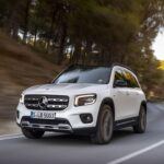 El Mercedes-Benz GLB ha ganado popularidad gracias a su diseño compacto pero espacioso, ofreciendo hasta 7 plazas en su versión más grande. Con un aumento de precio del 21.2%, este SUV sigue siendo una opción muy atractiva en el segmento de lujo. Con un precio de $51,015, el GLB combina tecnología avanzada con un interior lujoso, siendo ideal para familias que buscan un SUV práctico, seguro y cómodo. Su capacidad de remolque y su eficiente consumo de combustible lo convierten en una opción completa tanto para viajes largos como para el uso diario.