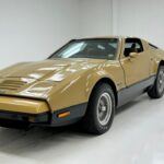 El Bricklin SV-1 de 1975 fue un intento por combinar seguridad y diseño dramático, y aunque logró el primero, la complejidad del diseño complicó su fiabilidad. El SV-1 contaba con puertas de ala de gaviota accionadas por barras de torsión y paneles de carrocería acrílicos adheridos a una estructura de fibra de vidrio, lo que resultaba en una fabricación difícil de mantener de manera consistente. Las puertas, que requerían un ajuste cuidadoso, a menudo se abrían lentamente o se atascaban con el paso del tiempo. La combinación de innovaciones de seguridad y problemas de producción hizo que el SV-1 tuviera dificultades para ganarse la confianza de los consumidores y se convirtiera en un ejemplo de cómo las ideas de seguridad ambiciosas pueden fracasar cuando se enfrentan a las realidades de la fabricación masiva.