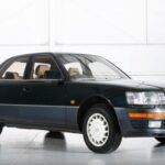 Cuando Lexus lanzó el LS 400 en 1990, revolucionó el mercado de los sedanes de lujo, ofreciendo una calidad de construcción y fiabilidad que los coches europeos de lujo no podían igualar en ese momento. Su diseño exterior es simple y elegante, sin líneas innecesarias ni exceso de cromo, lo que le da una presencia sobria pero sofisticada. El LS 400 cuenta con un motor V8 de 4.0 litros que produce 250 CV, pero su verdadera magia está en la suavidad de su conducción y el silencio absoluto a altas velocidades. El interior, de materiales de la más alta calidad, no solo refleja lujo, sino también la fiabilidad que caracteriza a Lexus. Este modelo se convirtió en una referencia de lo que debe ser un coche de lujo.